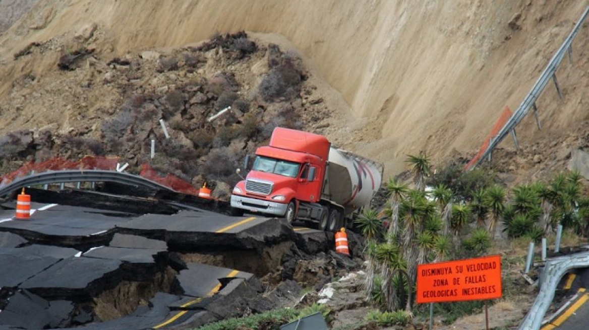 Φωτογραφίες: Δρόμος στο Μεξικό βυθίστηκε σε βάθος 40 μέτρων!